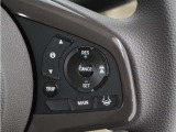 ◆アダプティブクルーズコントロール◆予め設定した車速内でクルマが自動的に加減速。前走車との適切な車間距離を維持しながら追従走行します。【LKAS】車線維持支援システムでステアリング操作を支援。