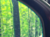 【ブラインドスポットインフォメーション】走行中、ドアミラーの死角になりやすい箇所に後続車が接近するとサイドミラー付近に警告を表示、ドライバーに注意喚起をしてくれます。
