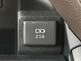 充電用USB端子付き。スマートフォンなどの充電に便利です。