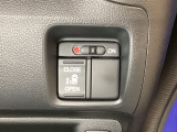 左側電動スライドドアは運転席からでも操作ができるように、ハンドル付近に開閉の操作スイッチが付いています。
