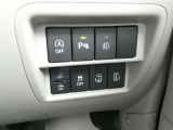 アイドリングストップ機構や両側オートスライドドア、各種安全装備のスイッチを、運転席の右側に操作しやすく配置しております♪