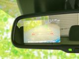 狭い道や駐車時も安心。後方の状況をクリアに映し出し、安全な運転をサポートします。ガイドライン表示で、正確な距離感も把握できます。
