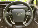 握りやすいステアリングは、運転操作をスムーズにします。オーディオ操作など便利な機能も搭載されており、快適なドライブをサポートします。