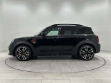 存在感のあるボディスタイルと高めのアイポイントが魅力のMINI クロスオーバー。街中ではスタイリッシュに、休日のお出かけではアクティブに。幅広いシーンで頼れる一台です。