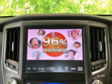 停車中には、TVの視聴も可能です。移動の時間を有効活用し、リラックスした空間を演出します。
