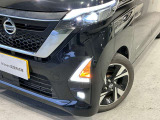 前方や対向車部分だけ切り分けてハイビームになるアダプティブLEDヘッドライトです。