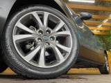 【純正18インチアルミホイール】外観にマッチした純正アルミホイールを装着しております。各種社外アルミホイールや、スタッドレスタイヤも取扱いしております。是非ご相談ください♪
