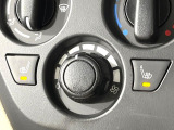 【シートヒーター】寒い日に重宝するシートヒーター!エアコンより早く温まってくれるので寒がりの人も安心ですね♪エアコンの温風は乾燥するから苦手、という方にもをおすすめです。