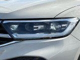 LEDマトリックスヘッドライト「IQ.LIGHT」。対向車や先行車を検知し、LEDを個別制御。まぶしさを抑えながら、夜間の視界をしっかり確保します。