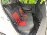 コンパクトカーですが、セカンドシートは十分な広さがあり快適にお乗りいただけます♪シートを倒して大きな荷物を積んだりと、用途の幅が広い1台です。