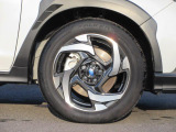 右前 18インチアルミホイール タイヤサイズは、225/55R18です。「*ホイールロックナットは展示用です」
