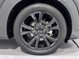 アルミホイールを装備、タイヤサイズは215/55R18です。