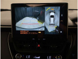 バックモニター付き。駐車の際のサポートとなり、必須アイテムのひとつですよね。それでも、バックする際は必ずご自身の目で確認をしてください。パノラミックビューで上から見下ろした視点でも確認できます!
