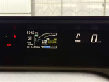 【スピードメーター】先進的なディスプレイ表示のスピードメーターです。