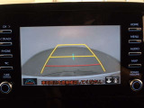 バックガイドモニターで、後方を確認しながら安心して駐車することができます。運転初心者も熟練者も必須の機能ですよ!