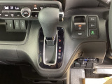 シフトはインパネシフト、パーキングブレーキは電子制御なので運転席と助手席の間はすっきりしています。