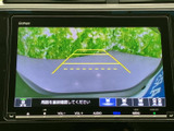 駐車時の安全性を高めるバックモニター。ガイドライン表示で、狭い場所でもスムーズな駐車操作をサポートします。