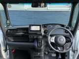 運転席周りです。カップホルダーや小物の収納などは必須ですよね!!使い勝手の良いつくりになっております!!