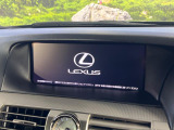V【メーカー純正ナビ】インテリアに溶け込むスタイリッシュな「専用設計」メーカーナビを装備♪視認性や操作性など基本性能にも優れ、より上質なカーライフをお楽しみいただけます。