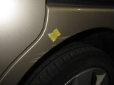 この車両は助手席側リアフェンダー付近にサイズ程度の傷が有ります。こちらは現状での販売となります。ご希望であれば当社にて板金修理を行うことも可能です。詳しくは担当営業までご相談下さいませ。