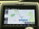 高精細な地図表示で、スムーズなナビゲーションを実現。周辺情報も充実しており、初めての場所でも安心して走行できます。