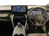 運転席周りのレイアウトをご覧ください。ナビゲーションが綺麗に装着されすっきり収まってますね!