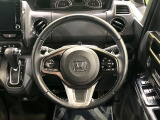【純正革巻きステアリング】上質な革を使用することで、手にしっかり馴染みとても運転しやすいハンドルです♪