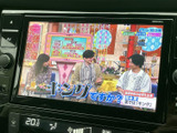 停車中には、TVやビデオコンテンツをお楽しみいただけます。長距離移動も退屈せずに過ごせる、便利な機能です。