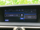 多様なソースに対応し、快適なドライブを演出。直感的な操作で、お好みの音楽を簡単に見つけられます。