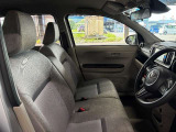 運転席の画像です。足元やシートまわりに余裕があり、リラックスした姿勢で運転が可能です。視界も良好で操作系へのアクセスもしやすく、快適で安心感のあるドライブをサポートします。