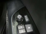 電動格納ミラー! スイッチひとつでミラーを畳めます。