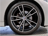 BMWの純正アロイホイールは軽量かつ強度にも優れているホイールで走行性能を引き上げる設計になっております。足元にもBMWは妥協がなくこだわっている個所になります。