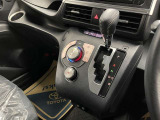 操作しやすいATシフトです♪シフトチェンジを気にしなくていいので運転だけに集中できますね!自然と手に届くところにある、手になじむ形状のシフトノブがいいですね♪