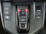 シフトは上級車の証、エレクトリックギアセレクターを採用し、スマートな操作が楽しめます。また電子制御パーキングブレーキやオートブレーキホールド機能も装備されています 。