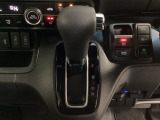 CVT車のセレクトレバーです。低速から高速まで、変速ショックのないスムーズな走りと、エンジン効率のよい領域を維持して燃費にも貢献します。サイドブレーキはスイッチ操作の電子制御パーキングブレーキです。