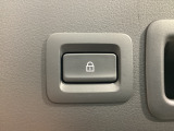「キーを携帯」「車両電源OFF」「すべてのドアが閉まっている」これらの条件を満たす時にリアゲートロックスイッチを押しゲートを閉めると、すべてのドア、リアゲート、給油口が施錠されます。