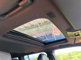 【サンルーフ】開放感たっぷりの希少装備、サンルーフが装着されています!車内に明かりを取り入れたり景色を楽しむ以外にも、車内の空気も簡単に換気できて快適です!