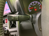 雨天時でもクリアな視界を確保し、安全な運転をサポート。操作も簡単で、状況に応じて適切なワイピングが可能です。