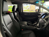 運転席の画像です。足元やシートまわりに余裕があり、リラックスした姿勢で運転が可能です。視界も良好で操作系へのアクセスもしやすく、快適で安心感のあるドライブをサポートします。