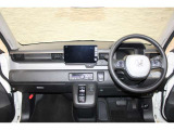 操作性に優れた運転席となります!小物入れや各ボタンの配置にこだわり、使いやすいです!座り心地もよく視認性も良好なのでロングドライブもお任せ下さい!