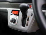 CVT(無段変速)のオートマチックです。インパネシフトがとても使い易く足元がスッキリするので、空間が広く使えますね♪