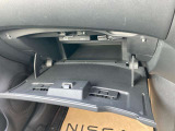 グローブボックスは奥行きがあり、日常品や車検証、その他の収納に便利です!