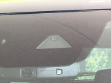 【i-ACTIVESENSE】走行中に前方の車両等を認識し、衝突しそうな時は警報とブレーキで衝突回避と被害軽減をアシスト。より安全にドライブをお楽しみいただけます。