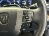 前方の車との車間を設定し、スピードを上げたり緩めたりを自動で行ってくれる追尾式の「レーダークルーズ」。上級装備の一つです!高級車にしかつかない嬉しい機能です。