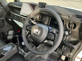 握りやすい形状で、運転操作をサポート。スポーティーなデザインが、日常のドライブをより一層楽しくします。
