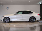 【拘りのFR】BMWが多く採用するFR車。ダイレクトでスポーティな加速感・シャープなハンドリングを実現。縦置きエンジンレイアウトにより、フラットで上質な乗り味です。