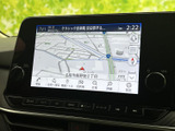 ナビゲーションシステムが、スムーズな移動をサポート。目的地設定も簡単で、初めての道も安心です。高精細な表示で、運転に集中できます。