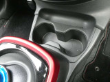 運転席と助手席の間に、2名分のカップホルダーをご用意しております☆