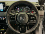 運転にかかわる様々な操作を安全に行えるように視点移動が少なく操作性に配慮されたスイッチ類が凝縮されたコクピットです。