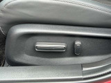 シートの位置や角度を 電動で細かく調整可能。助手席4ウェイパワーシート(スライド/リクライニング)